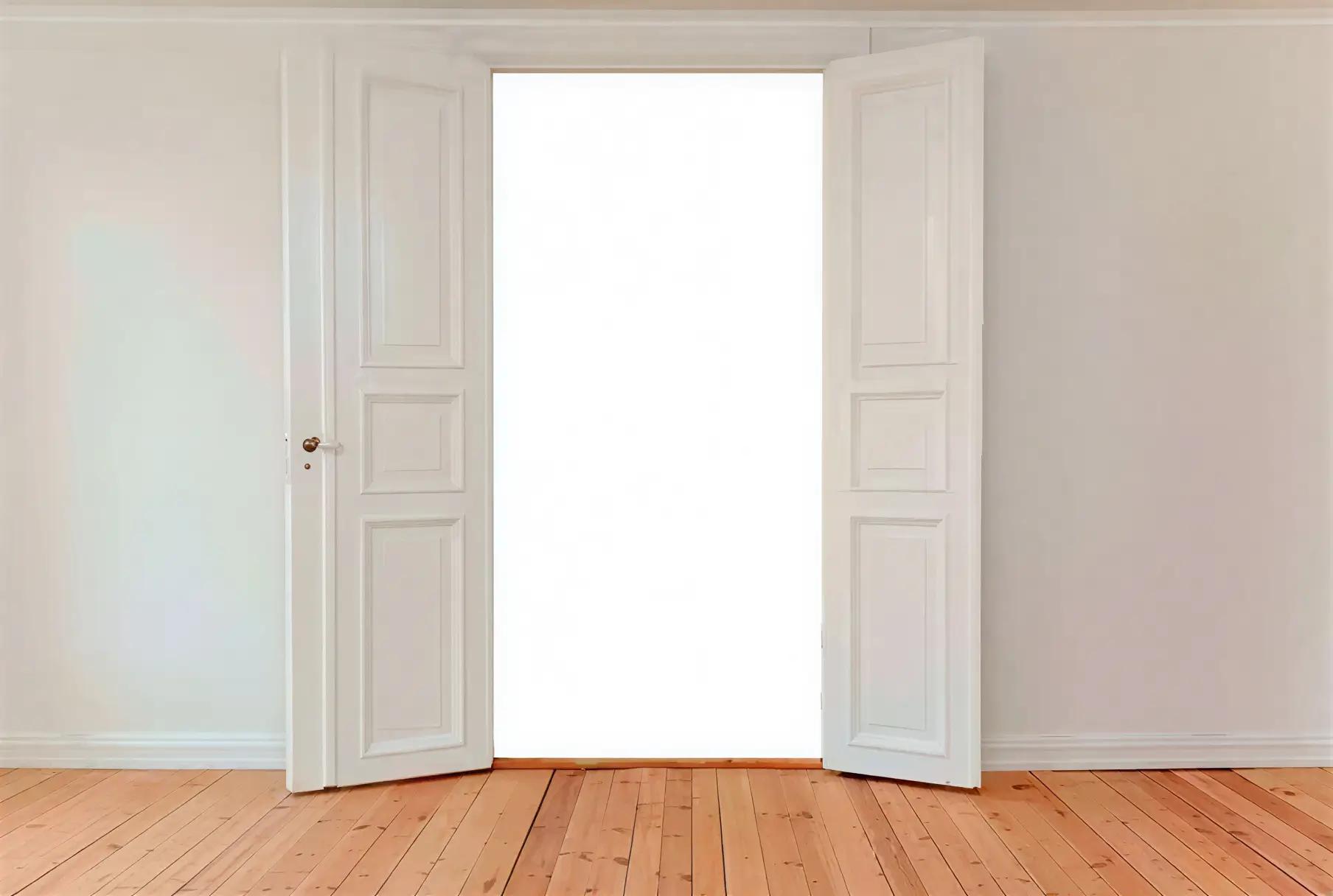 Los Pintores Cáceres lacando puerta interior en blanco con acabado profesional