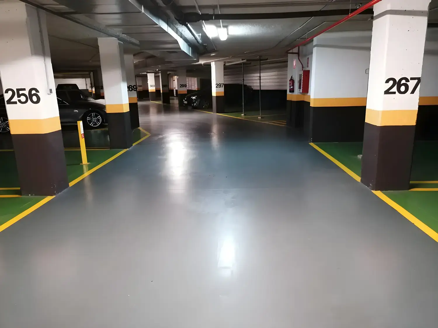 Garaje comunitario pintado y señalizado por Los Pintores Cáceres