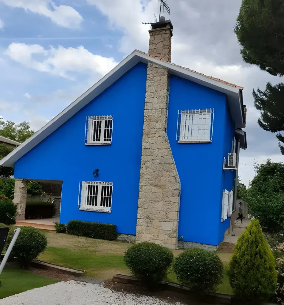 Los Pintores Caceres pintando fachada de casa unifamiliar en color azul intenso