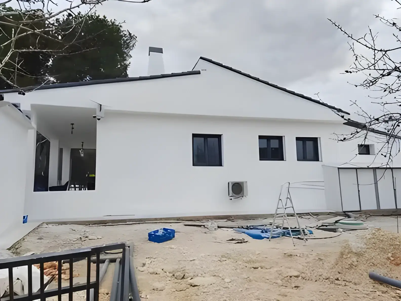 Los Pintores Cáceres Fachada de chalet blanco recién pintada con acabado profesional
