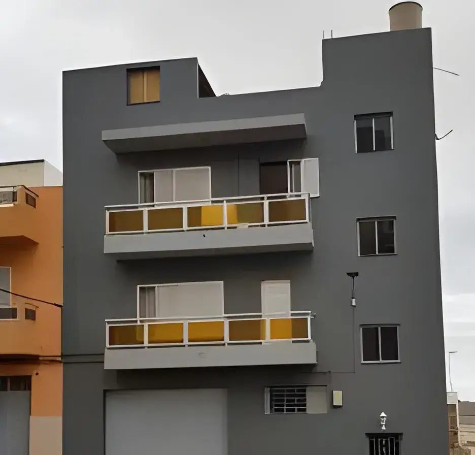 Los Pintores Cáceres Rehabilitación y pintado de fachada de comunidad en color gris moderno