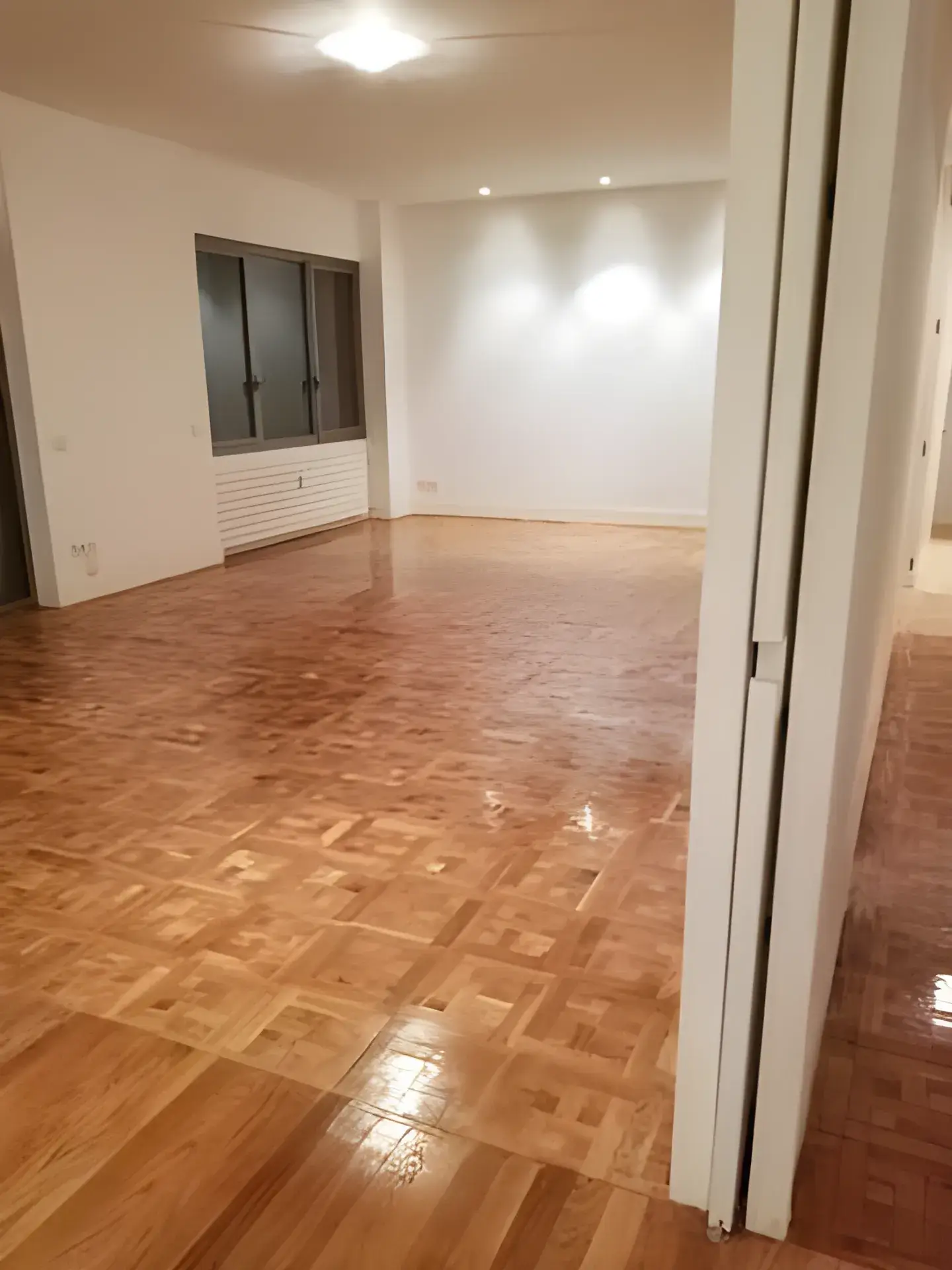 Salón amplio pintado en blanco por Los Pintores Cáceres, acabado limpio y luminoso