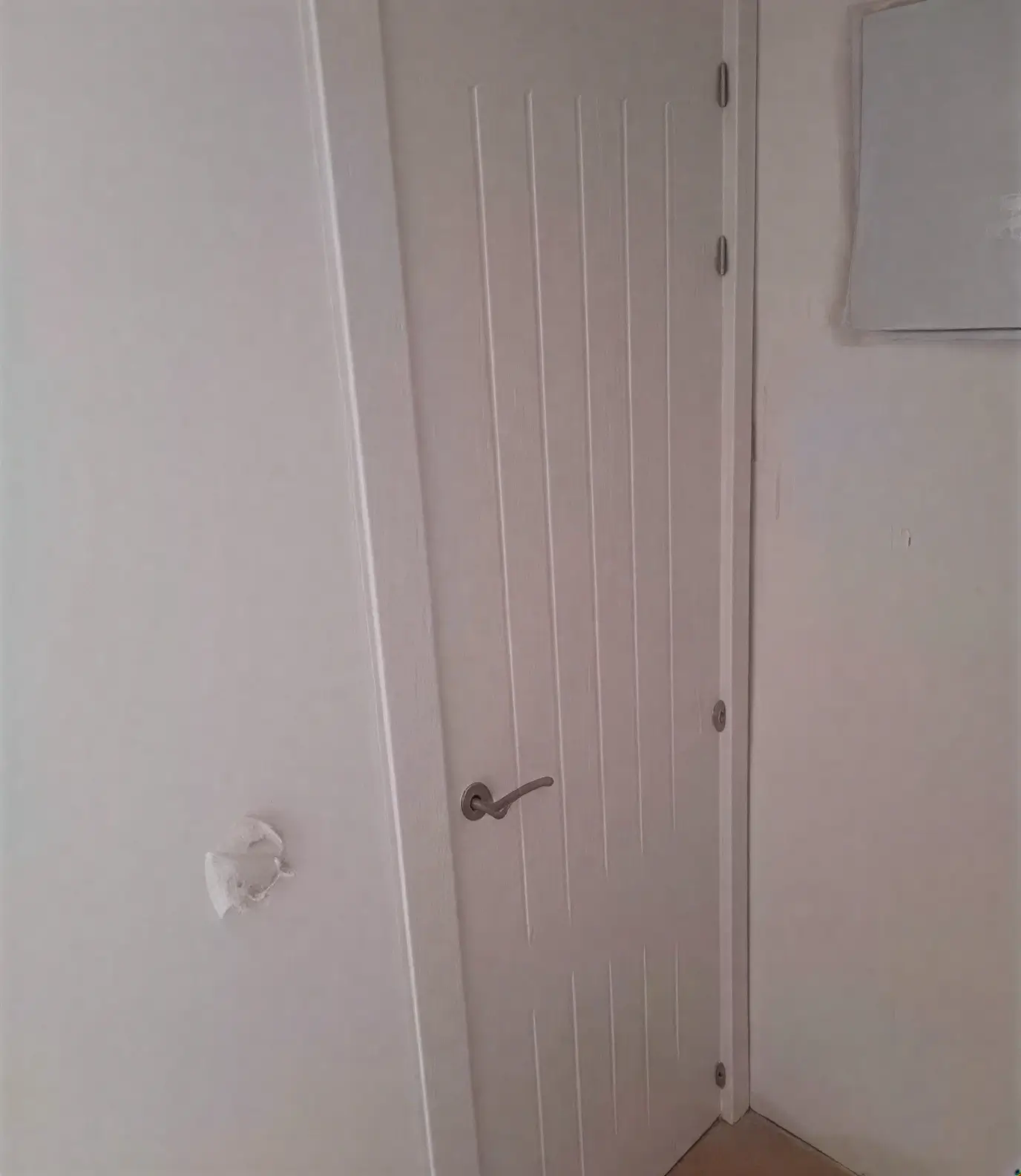 Puerta moderna con ranuras lacada en blanco por pintores profesionales en Cáceres