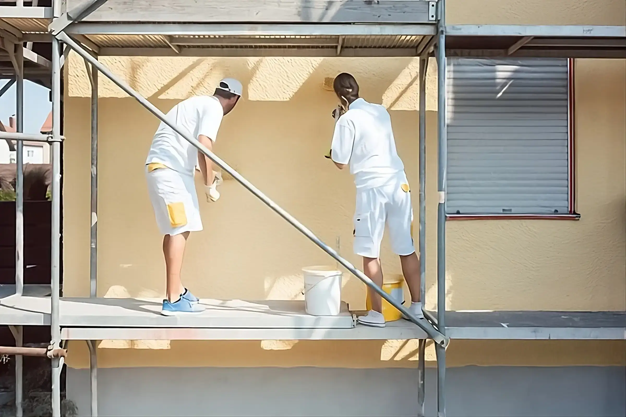 Los Pintores Caceres aplicando pintura exterior de alta calidad en fachada de vivienda